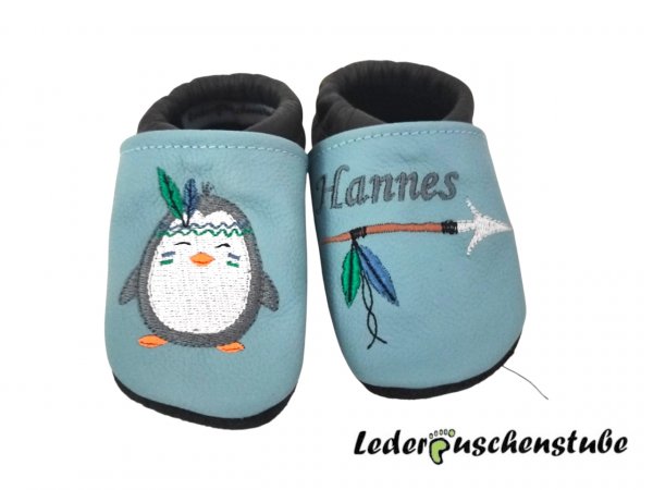 Lederpuschen babyblau-anthrazit mit Stickerei Pingu Federn jeansblau-ital.grün rechts, links mit Namen anthrazit und Pfeil braun-grau-schwarz-jeansblau-ital.grün 